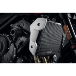 Evotech PRN015344 Radiator Guard, Black For Triumph Trident 660 (2021-) 8 Evotech PRN015344 Radiator Guard, Black For Triumph Trident 660 (2021-) -MotorVision Store evotech prn015344 radiator guard black image3
